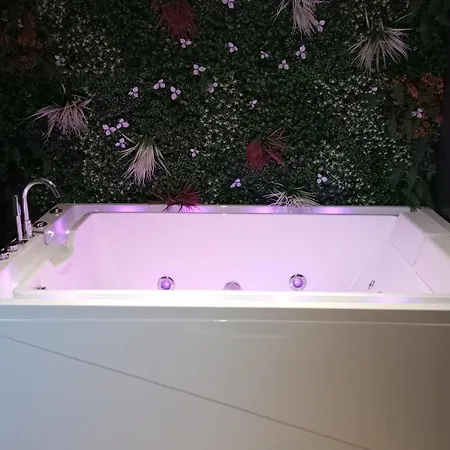 Private With Hot Tub 펜션 칼라이스