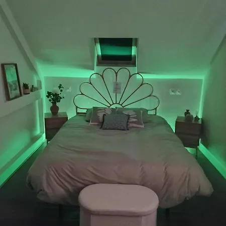 Private With Hot Tub 칼라이스