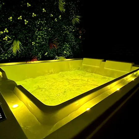 度假居 Private With Hot Tub 加来
