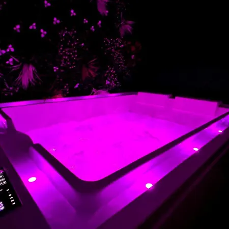 Private With Hot Tub 度假居 加来